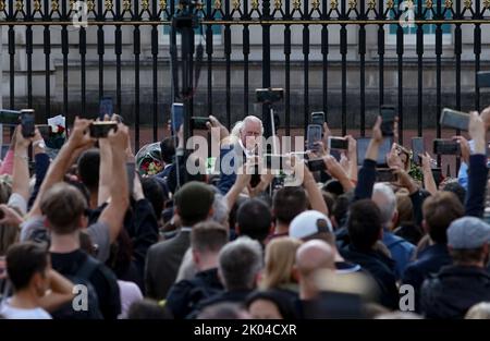 © Jeff Moore King Charles saluta i membri del pubblico mentre si riuniscono a Buckingham Palace per pagare il loro rispetto alla defunto Regina Elisabetta II Foto Stock