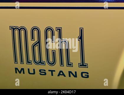 DEARBORN, MI/USA - 18 GIUGNO 2022: Primo piano di un emblema Ford Mustang Mach 1 al Motor Muster show di Henry Ford (THF), tenutosi al Greenfield Village. Foto Stock