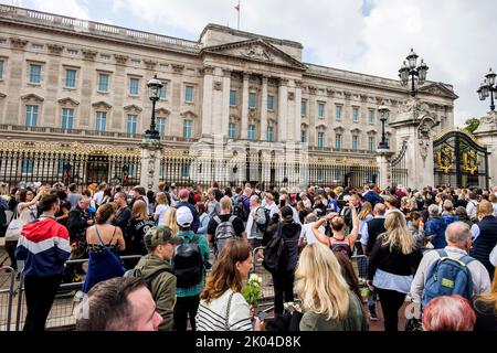 Londra, Regno Unito. 9th settembre 2022. La gente si riunisce sul Mall di fronte a Buckingham Palace per rendere i loro rispetti dopo la morte della regina Elisabetta II Foto Stock