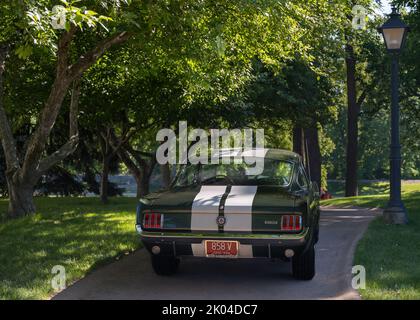 DEARBORN, MI/USA - 18 350 GIUGNO 2022: Una Ford Mustang GT 1966 al Motor Muster show Henry Ford (THF), Greenfield Village, vicino a Detroit. Foto Stock