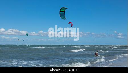 Kitesurfers, Fehmarn Sound Bridge, penisola di Graswarder, Heiligenhafen, Schleswig-Holstein, Germania Foto Stock