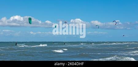 Kitesurfers, Fehmarn Sound Bridge, penisola di Graswarder, Heiligenhafen, Schleswig-Holstein, Germania Foto Stock