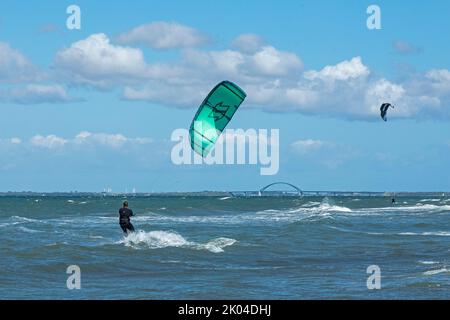 Kitesurfers, Fehmarn Sound Bridge, penisola di Graswarder, Heiligenhafen, Schleswig-Holstein, Germania Foto Stock