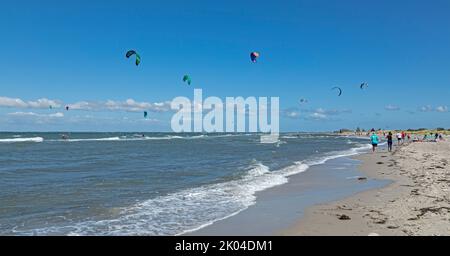 Kitesurfers, Fehmarn Sound Bridge, penisola di Graswarder, Heiligenhafen, Schleswig-Holstein, Germania Foto Stock