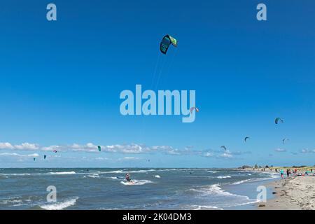 Kitesurfers, Fehmarn Sound Bridge, penisola di Graswarder, Heiligenhafen, Schleswig-Holstein, Germania Foto Stock