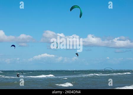 Kitesurfers, Fehmarn Sound Bridge, penisola di Graswarder, Heiligenhafen, Schleswig-Holstein, Germania Foto Stock