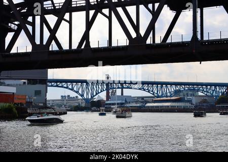 Cuyahoga River Bridge o Iron Curtain Bridge, un ponte ferroviario sul fiume Cuyahoga a Cleveland, Ohio. Ponte viale principale sullo sfondo. Foto Stock