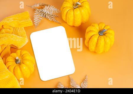 Stagione autunnale, raccolto autunnale, felice Thanksgiving.Halloween zucche.varietà diverse zucca.Orange background.Space per testo e spazio di copia. Autunno Foto Stock