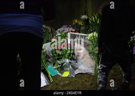 Edimburgo 9th settembre 20202. I membri del pubblico rispettano il Palazzo di Holyroodhouse a Edimburgo. La Regina morì pacificamente a Balmoral il 8th settembre 2022. Scotland Pic Credit: Pako Mera/Alamy Live News Foto Stock
