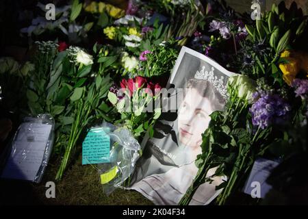 Edimburgo 9th settembre 20202. I membri del pubblico rispettano il Palazzo di Holyroodhouse a Edimburgo. La Regina morì pacificamente a Balmoral il 8th settembre 2022. Scotland Pic Credit: Pako Mera/Alamy Live News Foto Stock