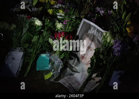 Edimburgo 9th settembre 20202. I membri del pubblico rispettano il Palazzo di Holyroodhouse a Edimburgo. La Regina morì pacificamente a Balmoral il 8th settembre 2022. Scotland Pic Credit: Pako Mera/Alamy Live News Foto Stock