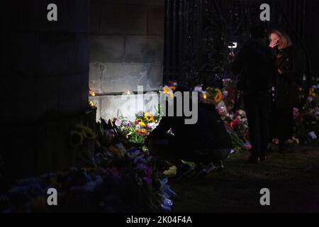 Edimburgo 9th settembre 20202. I membri del pubblico rispettano il Palazzo di Holyroodhouse a Edimburgo. La Regina morì pacificamente a Balmoral il 8th settembre 2022. Scotland Pic Credit: Pako Mera/Alamy Live News Foto Stock