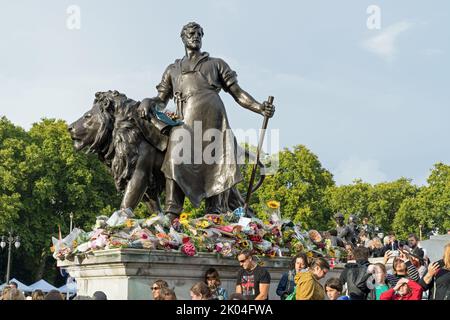 Fiori fuori Buckingham Palace ricordo della regina Elisabetta II dopo la sua morte. Londra - 9th settembre 2022 Foto Stock