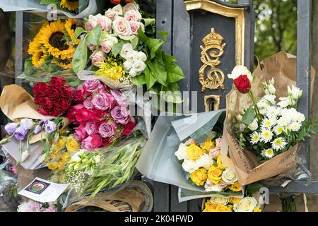 Fiori fuori Buckingham Palace ricordo della regina Elisabetta II dopo la sua morte. Londra - 9th settembre 2022 Foto Stock
