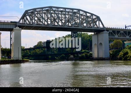 Cleveland Union Terminal Viadotto per treni RTA/metropolitana sul fiume Cuyahoga a Cleveland, Ohio. Uno dei 330 ponti di Clevelands. Foto Stock