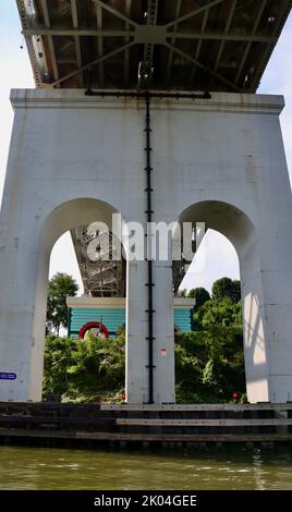 Cleveland Union Terminal Viadotto per treni RTA/metropolitana sul fiume Cuyahoga a Cleveland, Ohio. Uno dei 330 ponti di Clevelands. Foto Stock