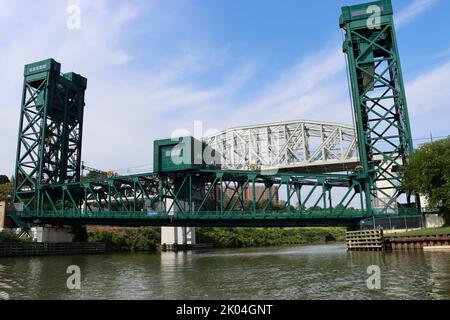 Columbus Road Lift Bridge sul fiume Cuyahoga a Cleveland, Ohio. Uno dei 330 ponti di Clevelands. Foto Stock