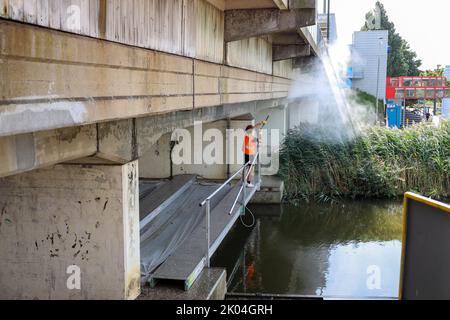 Attività di manutenzione alla stazione ferroviaria Nieuwerkerk aan den IJssel nei Paesi Bassi Foto Stock