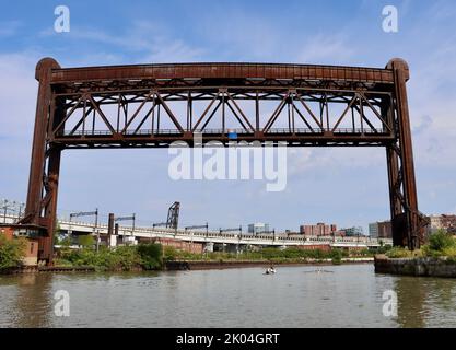 Cuyahoga River Bridge o Iron Curtain Bridge, un ponte ferroviario sul fiume Cuyahoga a Cleveland, Ohio. Uno dei 330 ponti di Clevelands. Foto Stock