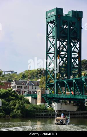 Columbus Road Lift Bridge sul fiume Cuyahoga a Cleveland, Ohio. Uno dei 330 ponti di Clevelands. Foto Stock