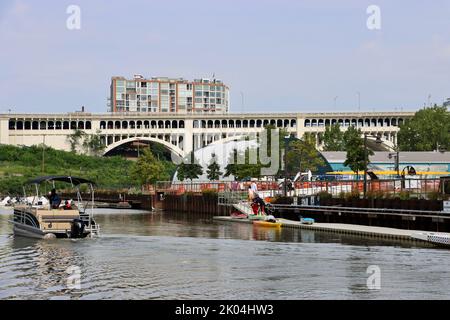 Detroit-Superior Bridge (ufficialmente conosciuto come Veterans Memorial Bridge), lungo 3.112 metri (949 m), a Cleveland, Ohio. Uno dei 330 ponti di Clevelands. Foto Stock