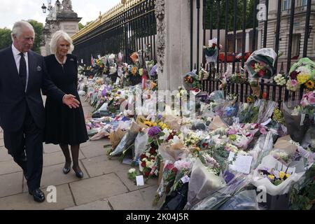 Londra, Regno Unito. 09th Set, 2022. Re Carlo III e Camilla, la Regina Consort, arrivano a Buckingham Palace a Londra, venerdì 9 settembre 2022. All'arrivo, le loro Maestà ricevettero un caloroso benvenuto da parte dei membri del pubblico che pagavano i loro rispetti. La regina Elisabetta II passò al castello di Balmoral in Scozia il 8 settembre alle 96. Photo via The Royal Family/UPI Credit: UPI/Alamy Live News Foto Stock