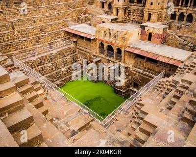 Splendida vista di Chand Baori, il più antico e più profondo steppa del mondo, villaggio di Abhaneri vicino a Jaipur, Rajasthan, India Foto Stock
