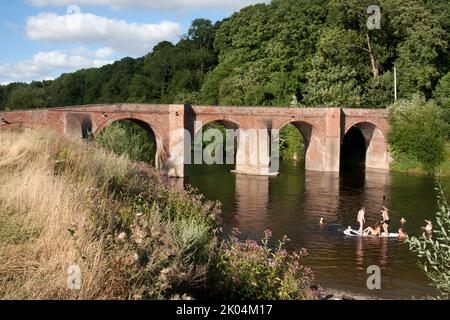 Ponte medievale di Bredwardine sul fiume Wye, Bredwardine, Herefordshire, Inghilterra Foto Stock