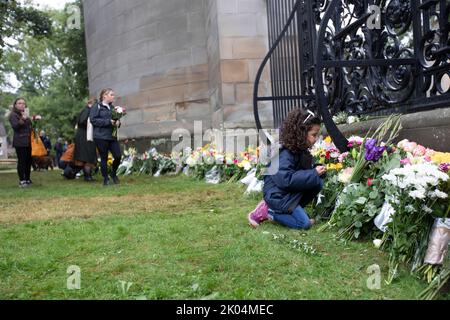 Edimburgo 9th settembre 20202. I membri del pubblico rispettano il Palazzo di Holyroodhouse a Edimburgo. La Regina morì pacificamente a Balmoral il 8th settembre 2022. Scotland Pic Credit: Pako Mera/Alamy Live News Foto Stock