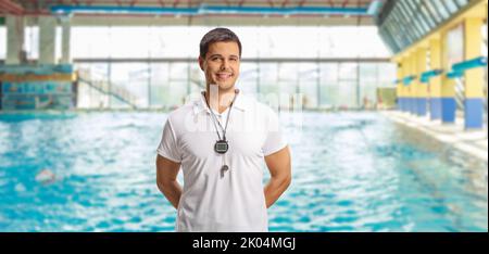 Pulmann con un wistle e un cronometro posati su una piscina interna Foto Stock