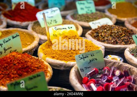 Selezione di spezie presso il mercato Marché Couvert Hall, Colmar, Francia Foto Stock