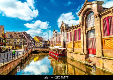 Esterno del mercato di Marché Couvert e la Petite Venise nel distretto di Fishmonger, Colmar, Francia Foto Stock