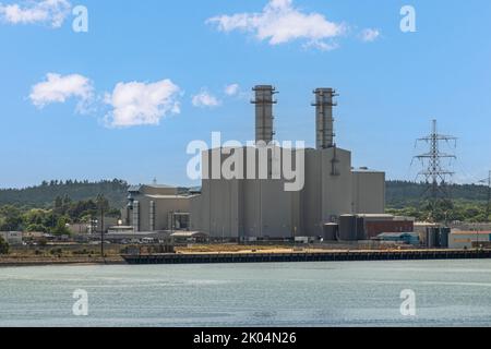 Southampton, Inghilterra, Regno Unito - 7 luglio 2022: Panorama del porto. Primo piano della centrale elettrica a gas di Marchwood sulla costa di River Test di fronte alla città c Foto Stock