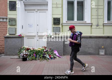 Kiev, Ucraina. 9th Set, 2022. Un ragazzo passa accanto all'Ambasciata britannica a Kyiv, dove la gente depose fiori in memoria della Regina Elisabetta II La regina Elisabetta II della Gran Bretagna morì nella sua proprietà scozzese il 8 settembre 2022. La regina di 96 anni era il monarca che regnava più a lungo nella storia britannica. (Credit Image: © Oleksii Chumachenko/SOPA Images via ZUMA Press Wire) Credit: ZUMA Press, Inc./Alamy Live News Foto Stock