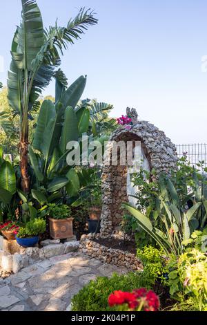 HAIFA, ISRAELE. 26 giugno 2022: Monastero di Muhraka del Carmelo sul Monte Carmelo. Statua della Vergine maria in una conchiglia Foto Stock