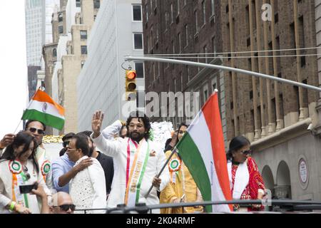 La stella icona e l'eroe di Tollywood Allu Arjun è stato il Grand Marshal alla parata dell'India Day che si è tenuta domenica 21 agosto a New York City. La parata segna anche il 75th° anniversario dell'indipendenza indiana quest'anno 5th° anniversario della parata indiana dell'Indipendenza Day a Madison Avenue a New York City. Foto Stock