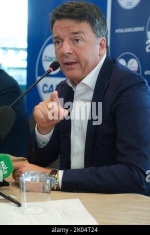 Matteo Renzi leader di Italia Viva a Napoli durante la conferenza stampa presso l'Hotel Mediterraneo, candidato alla lista azione-Italia Viva nelle prossime elezioni del 25 settembre Foto Stock