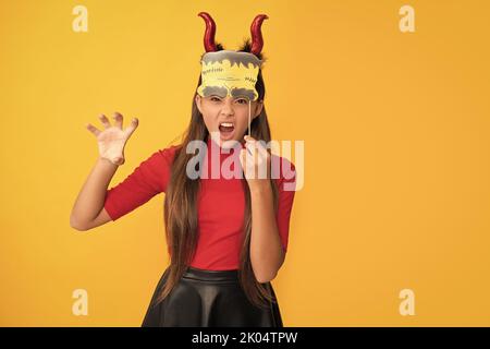 male bambino in corna imp con accessorio partito. happy halloween. diavolo capretto con zucca. Foto Stock