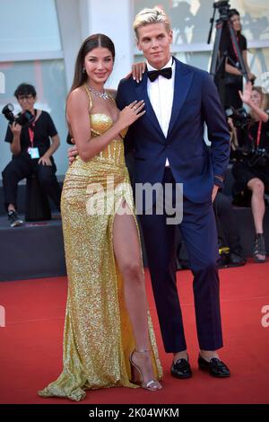 VENEZIA, ITALIA - SETTEMBRE 06: Alessandro Egger,Madalina Doroftei partecipa al tappeto rosso 'il Signore delle Formiche' al 79th° Festival Internazionale del Cinema di Venezia il 06 settembre 2022 a Venezia. Foto Stock