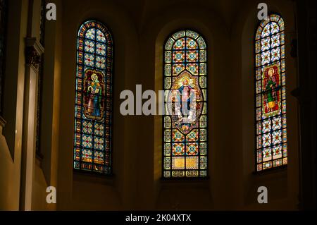 Vetrate, quella centrale raffigurante l'Assunzione della Vergine Maria. Chiesa monumentale di Bratislava, Slovacchia. Foto Stock