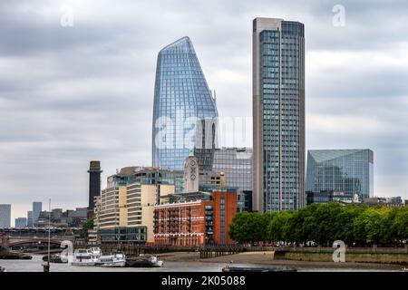 LONDRA, INGHILTERRA - 21st LUGLIO 2022: Edifici moderni sulla riva sud del Tamigi, Londra, Inghilterra Foto Stock