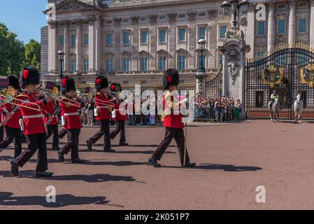 Regno Unito, Londra - 29 luglio 2022: Musicisti al Cambio della Guardia di fronte al Royal Buckingham Palace Foto Stock