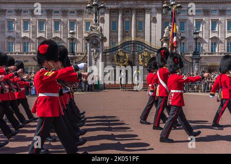 Regno Unito, Londra - 29 luglio 2022: Marched guardie a cambiare la guardia di fronte al Royal Buckingham Palace. Foto Stock