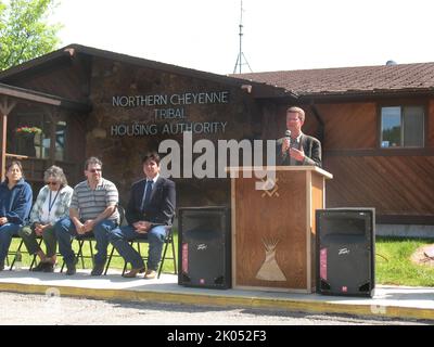 Il Segretario Shaun Donovan visita gli uffici della Northern Cheyenne Tribal Housing Authority, Lame Deer. Montana. Foto Stock