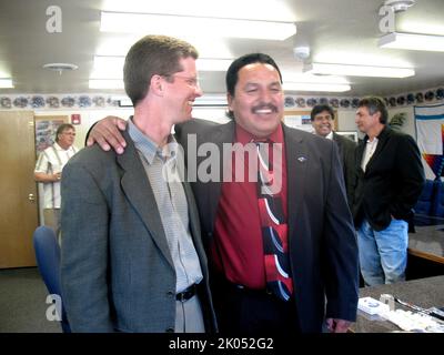 Il Segretario Shaun Donovan visita gli uffici della Northern Cheyenne Tribal Housing Authority, Lame Deer. Montana. Foto Stock