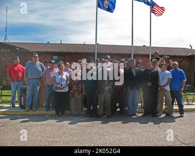 Il Segretario Shaun Donovan visita gli uffici della Northern Cheyenne Tribal Housing Authority, Lame Deer. Montana. Foto Stock