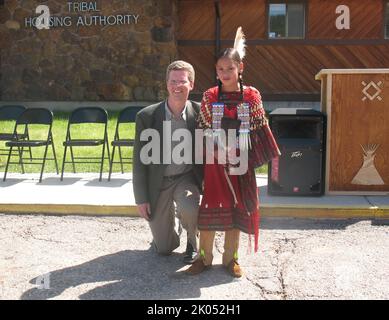 Il Segretario Shaun Donovan visita gli uffici della Northern Cheyenne Tribal Housing Authority, Lame Deer. Montana. Foto Stock