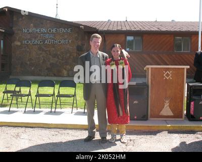 Il Segretario Shaun Donovan visita gli uffici della Northern Cheyenne Tribal Housing Authority, Lame Deer. Montana. Foto Stock