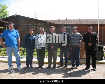 Il Segretario Shaun Donovan visita gli uffici della Northern Cheyenne Tribal Housing Authority, Lame Deer. Montana. Foto Stock