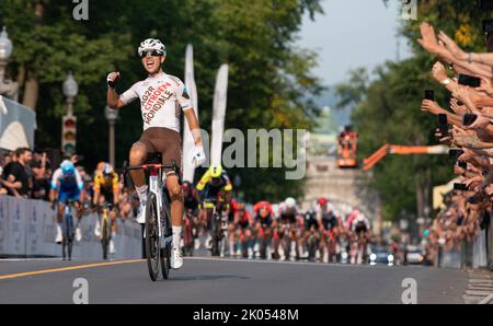 Quebec, Canada. 9th Set, 2022. BENOIT COSNEFROY, di Francia, celebra la vittoria del Gran Premio Cicliste de Quebec. (Credit Image: © Patrice Lapointe/ZUMA Press Wire) Foto Stock